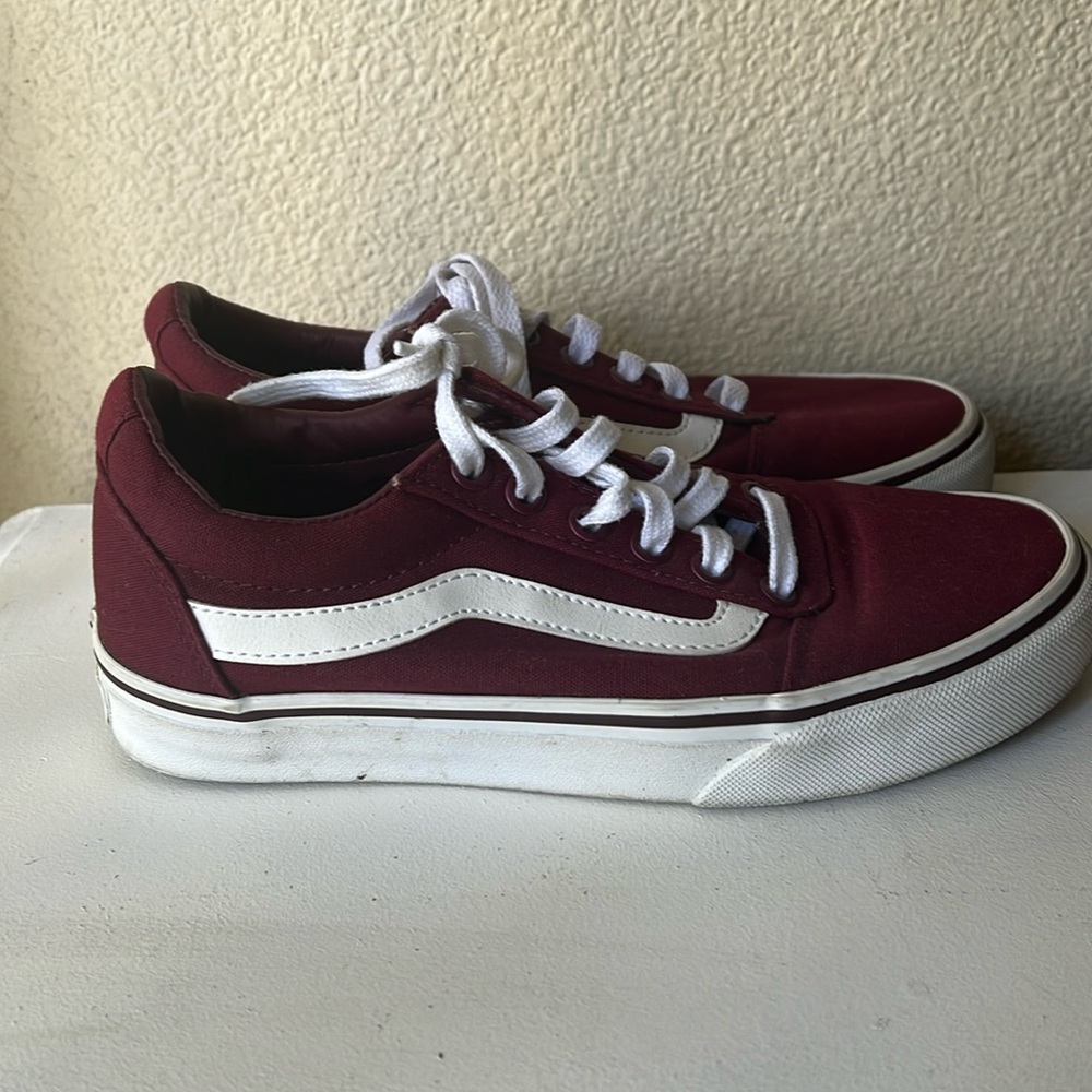 Burgundy Vans women’s 5.5